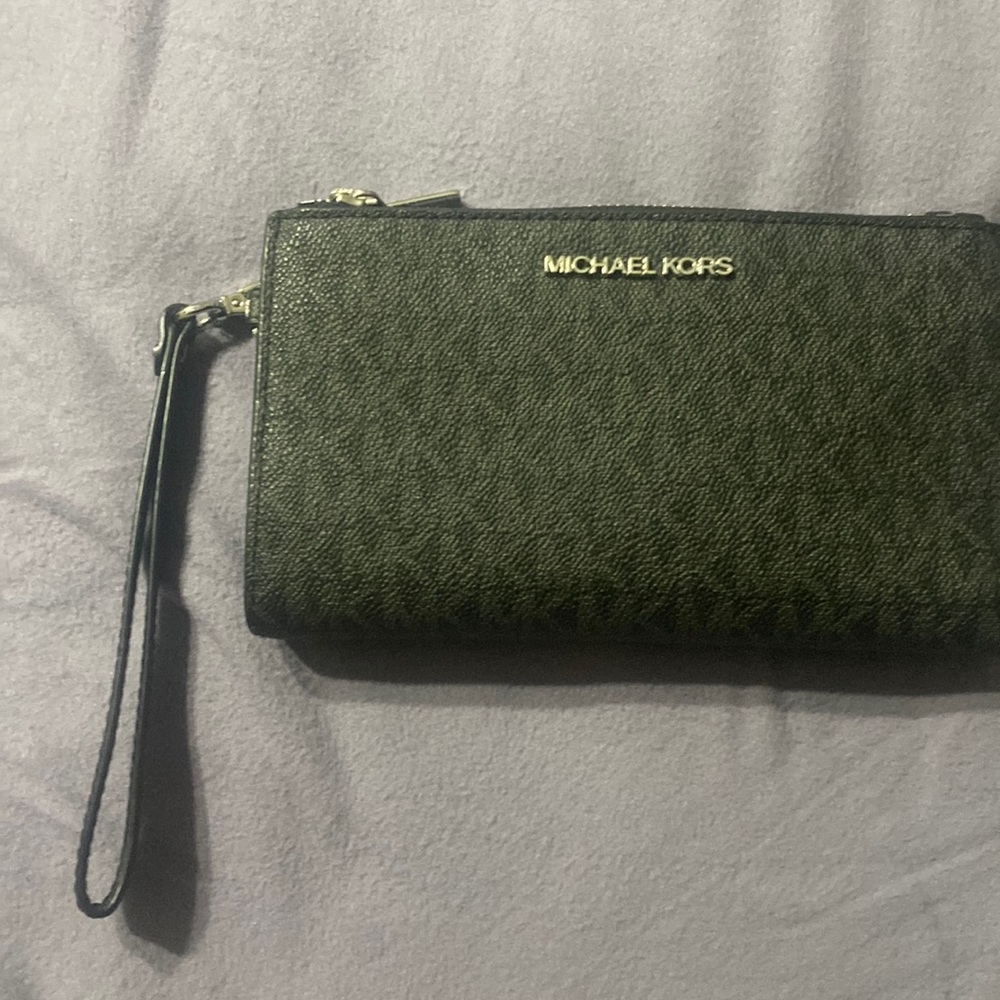 Michael Kors wallet, like new, only worn a couple of times